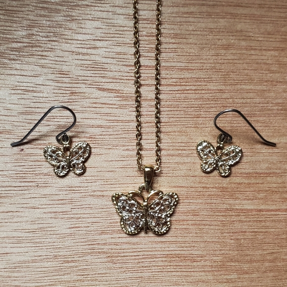 🌿 Butterfly Necklace + Earrings Set - Picture 2 of 2